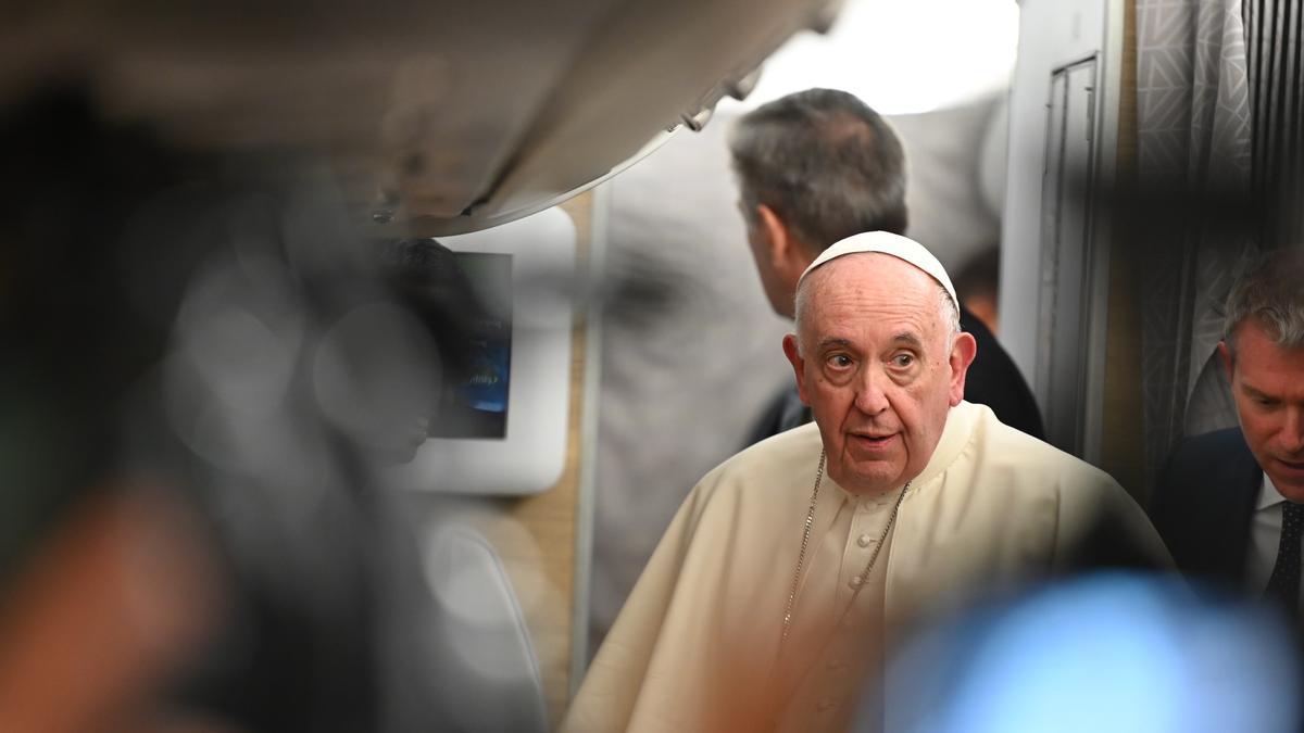 El Papa Francisco, en el vuelo de regreso a Roma tras su viaje a Canadá.