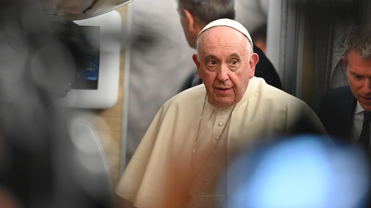 El Papa Francisco, en el vuelo de regreso a Roma tras su viaje a Canadá.