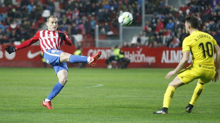 Álex Bergantiños se dispone a dar un pase en el partido de ayer.