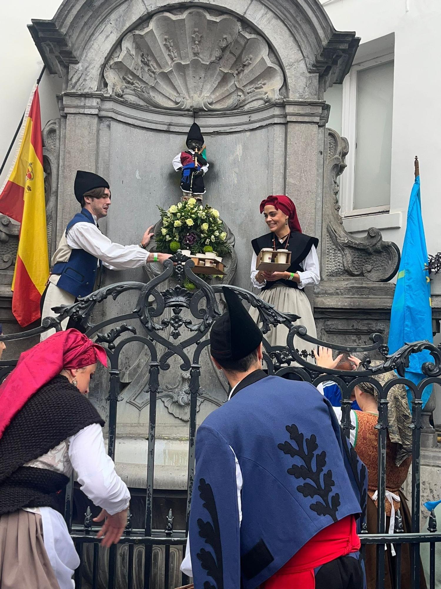 El "Maneken Pis" escancia mea sidra vestido de asturiano