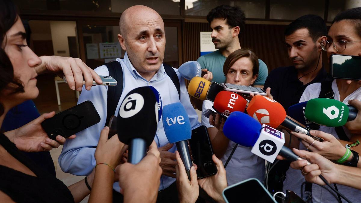 El presidente de la Confederación Hidrográfica del Júcar (CHJ) Miguel Polo atiende a los periodistas, tras declarar durante ocho horas ante la jueza de la dana.