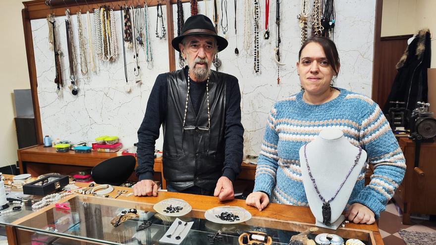 De histórica joyería a taller de azabache: la nueva vida de un negocio centenario de Villaviciosa