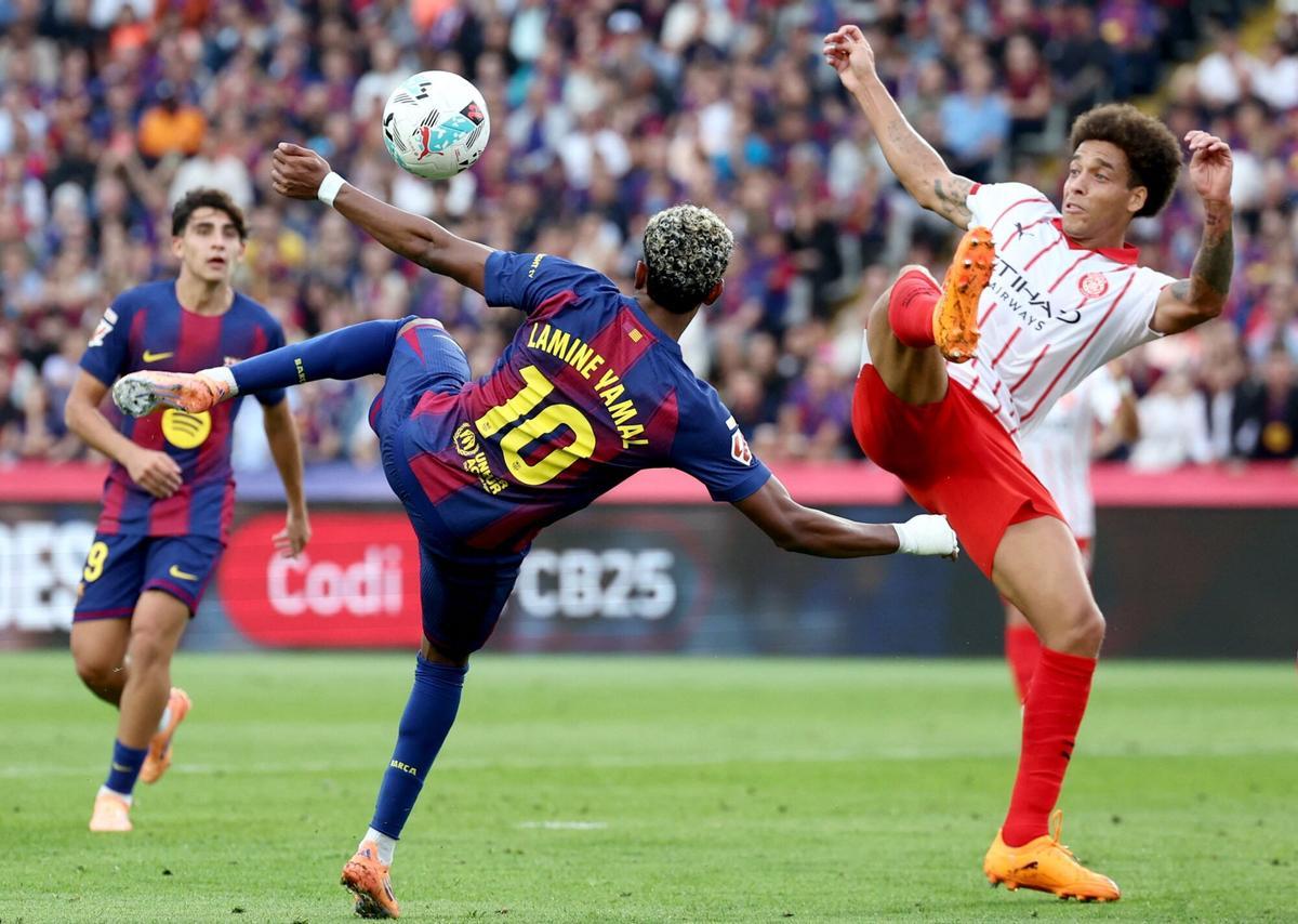 Toni Fernández mira el remate acrobático de Lamine Yamal ante el Girona.