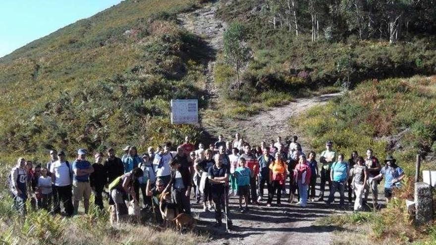 Participantes en la jornada en el monte Salgueirón. // D. P.