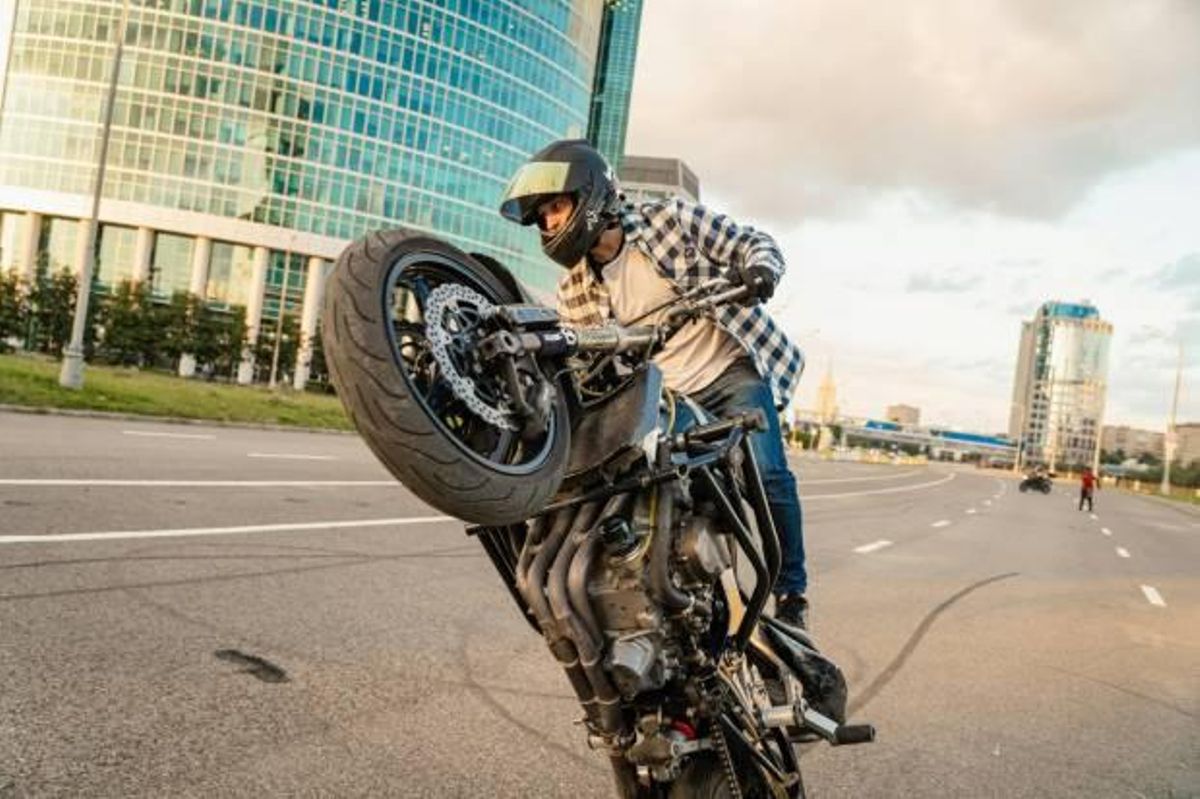 Los caballitos con la moto son muy peligrosos