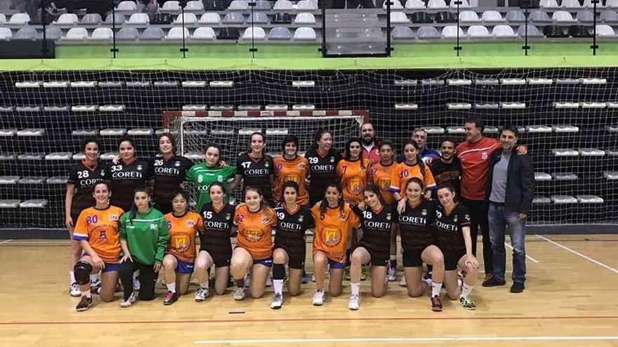 Jugadoras del BM Lalín y el Handbol Eivissa posan junto a los técnicos de ambos equipos, en el Arena.