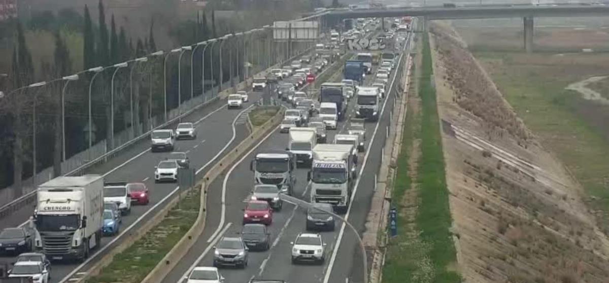 Entradas a València colapsadas con hasta 20 kilómetros de retenciones