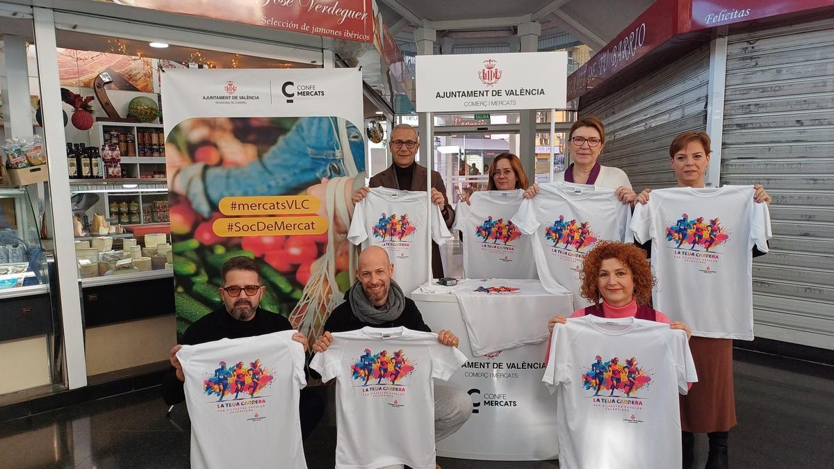 Santiago Ballester presenta las camisetas de la San Silvestre de 2023