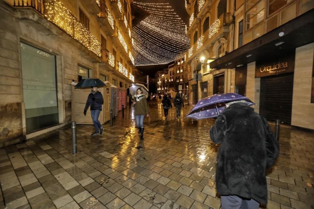 Se enciende una revetla de Sant Sebastià aguada por la tormenta Gloria