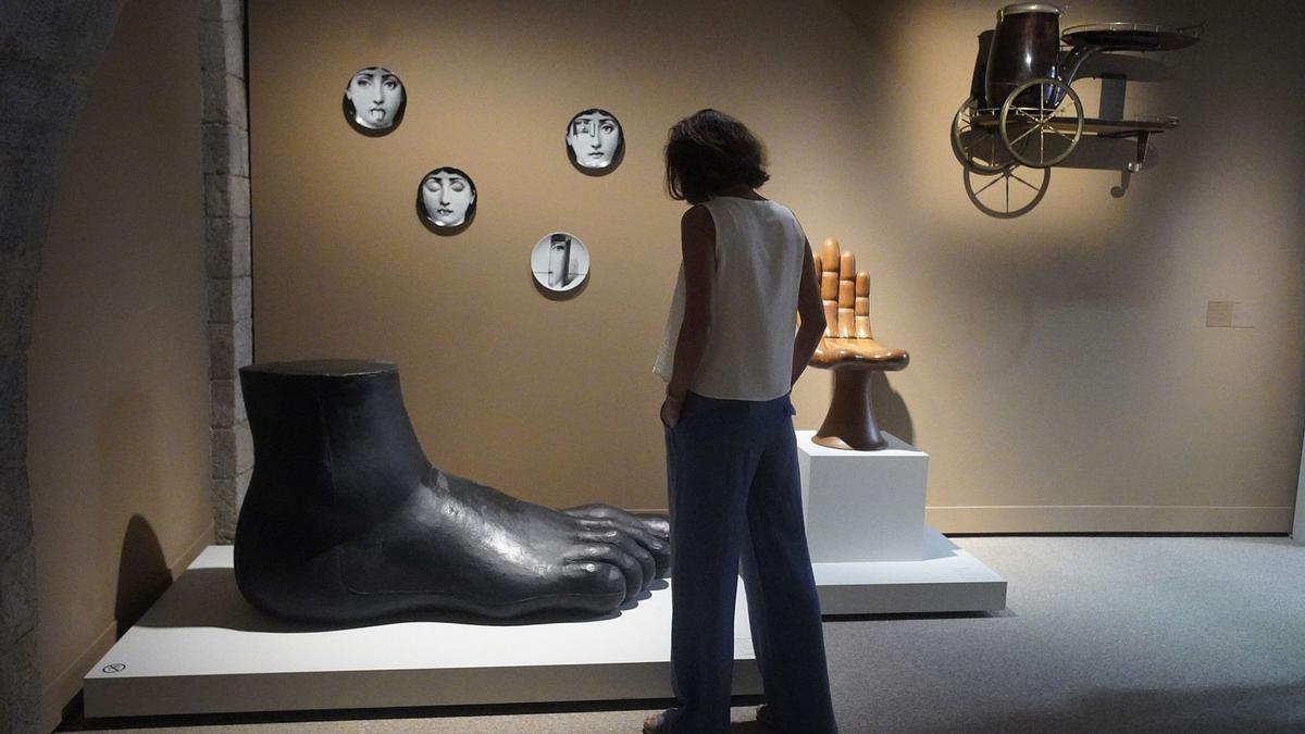 «Objectes de desig. surrealisme i disseny. 1924-2020» es pot visitar al CaixaForum fins a final d’aquest mes. 1 Observant «El peu», escuma de Poliuretà de Gaetano Pesce; al fons es veu la «Cadira-mà», de Pedro Friedeberg. |