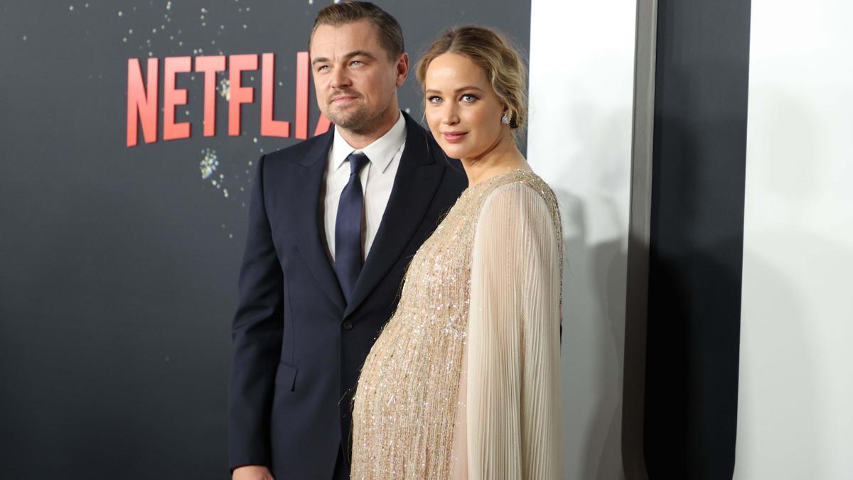 DiCaprio y Jennifer Lawrence posan en el estreno de 'No mires arriba'.