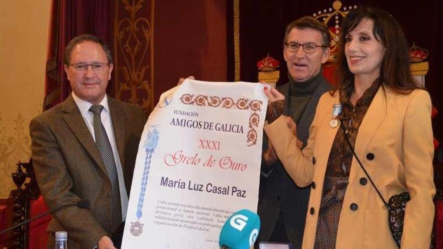 Luz Casal recibe el reconocimiento de manos de Miguel Villar y ante Alberto Núñez Feijóo.