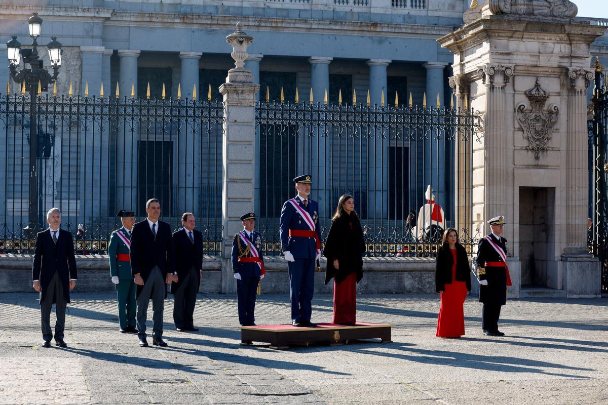 MADRID, 06/01/2023.- El rey Felipe VI (c) preside la celebración de la Pascua Militar este viernes en la plaza de la Armería de Madrid, frente al Palacio Real, acompañado por la reina Letizia, el presidente del gobierno, Pedro Sánchez (2i, delante), el ministro del Interior, Fernando Grande-Marlaska (i) y la ministra de Defensa Margarita Robles (2d). EFE/ JJ Guillén POOL