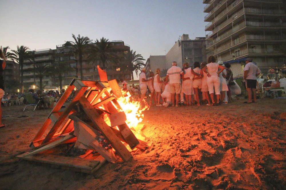 Noche de hogueras, baños, en las playas de la Vega Baja. En las imágenes grupos de amigos y familias en la playa del Cura de Torrevieja