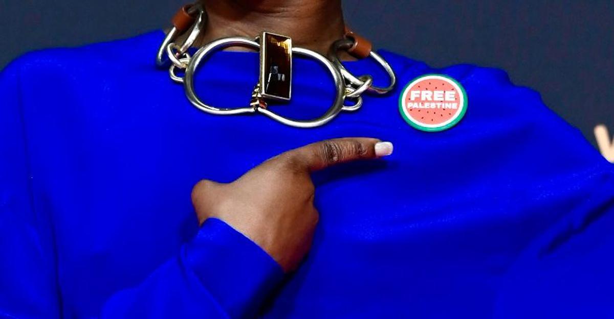 Detalle de la chapa 'FREE PALESTINE', este sábado en los Goya en Barcelona.