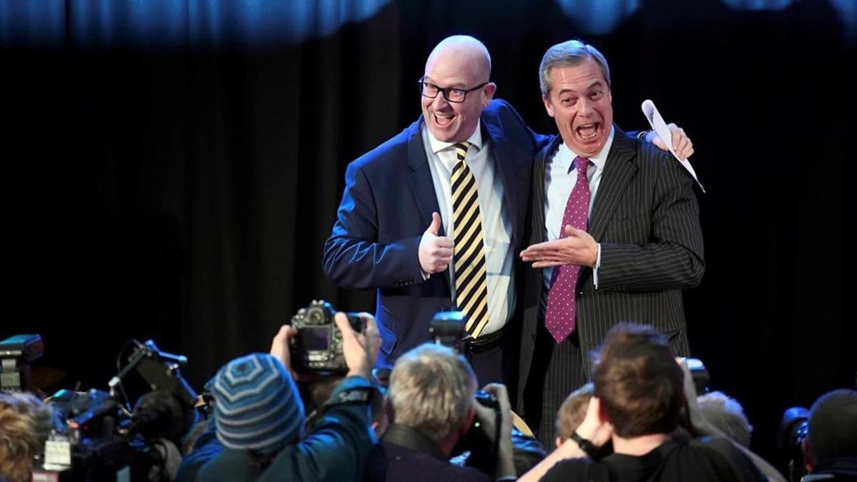 Nuttall y Farage, tras la elección del primero como líder del UKIP