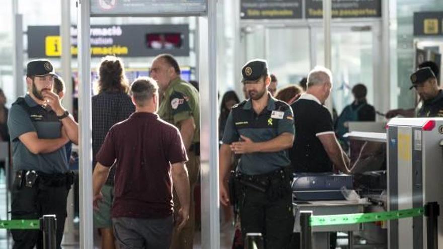 La Guàrdia Civil, juntament amb els treballadors als controls de seguretat.