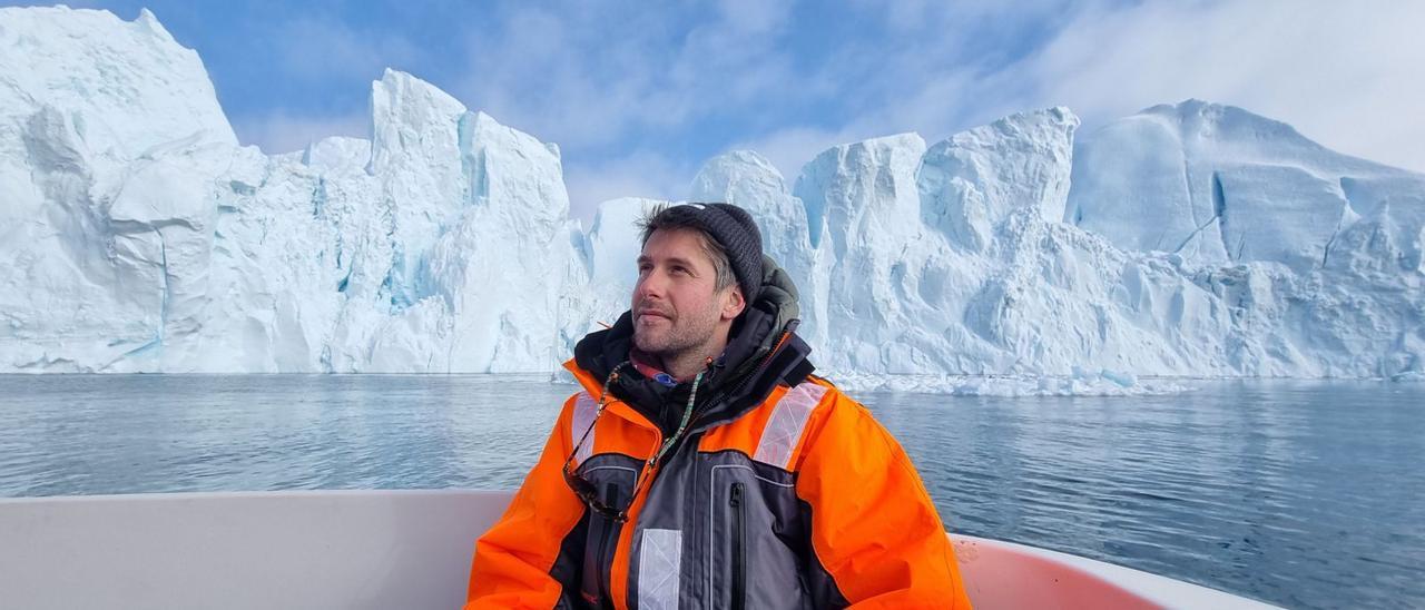 El investigador vigués Efrén López Blanco, ante un enorme iceberg, en el fiorso de Ilulissat, al oeste de Groenlandia.