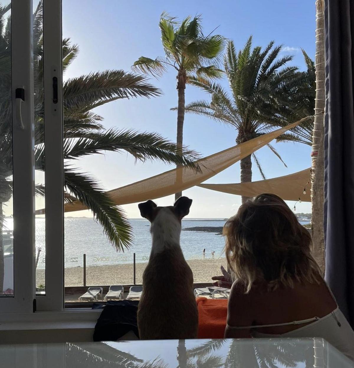 Esta foto de María Patiño y su perra Beige demnuestra muy bien su relación