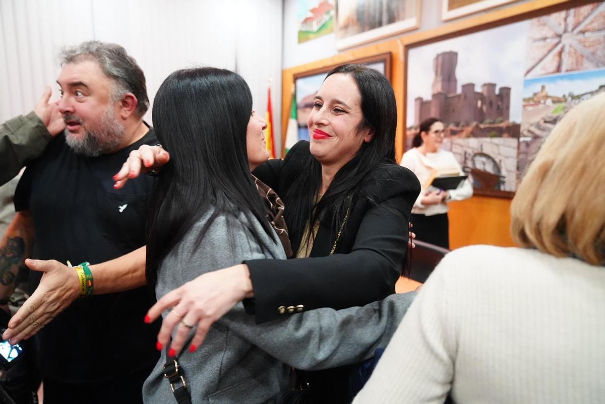 Jessica Jiménez recibe las felicitaciones de sus paisanos al término del pleno.