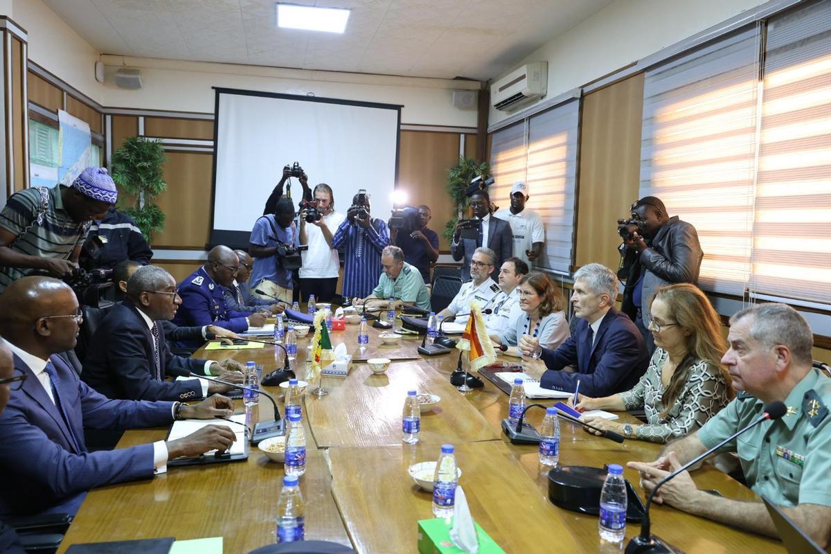 El ministro Fernando Grande-Marlaska y mandos policiales españoles, reunidos con sus homólogos en Dakar el 30 de octubre.