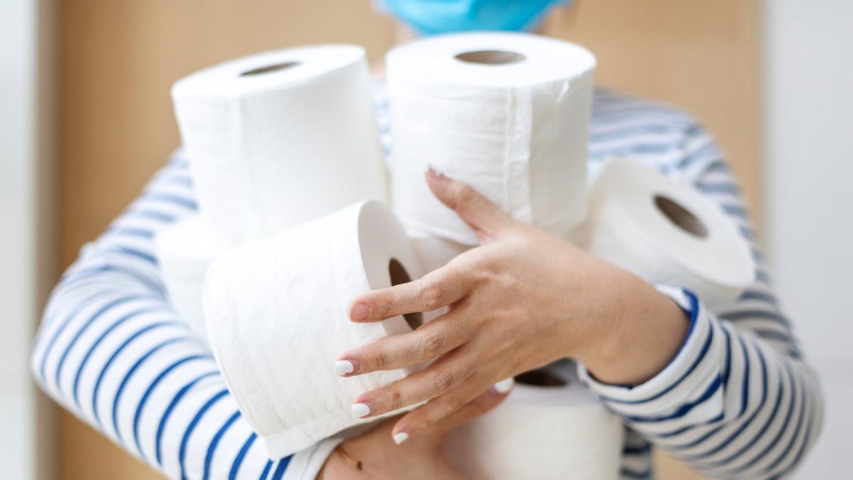 Los especialistas coinciden: la forma ideal de colgar el papel higiénico de forma más segura