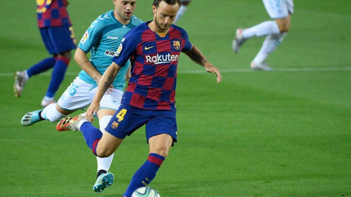 Rakitic vio la quinta tarjeta y luego fue sustituido
