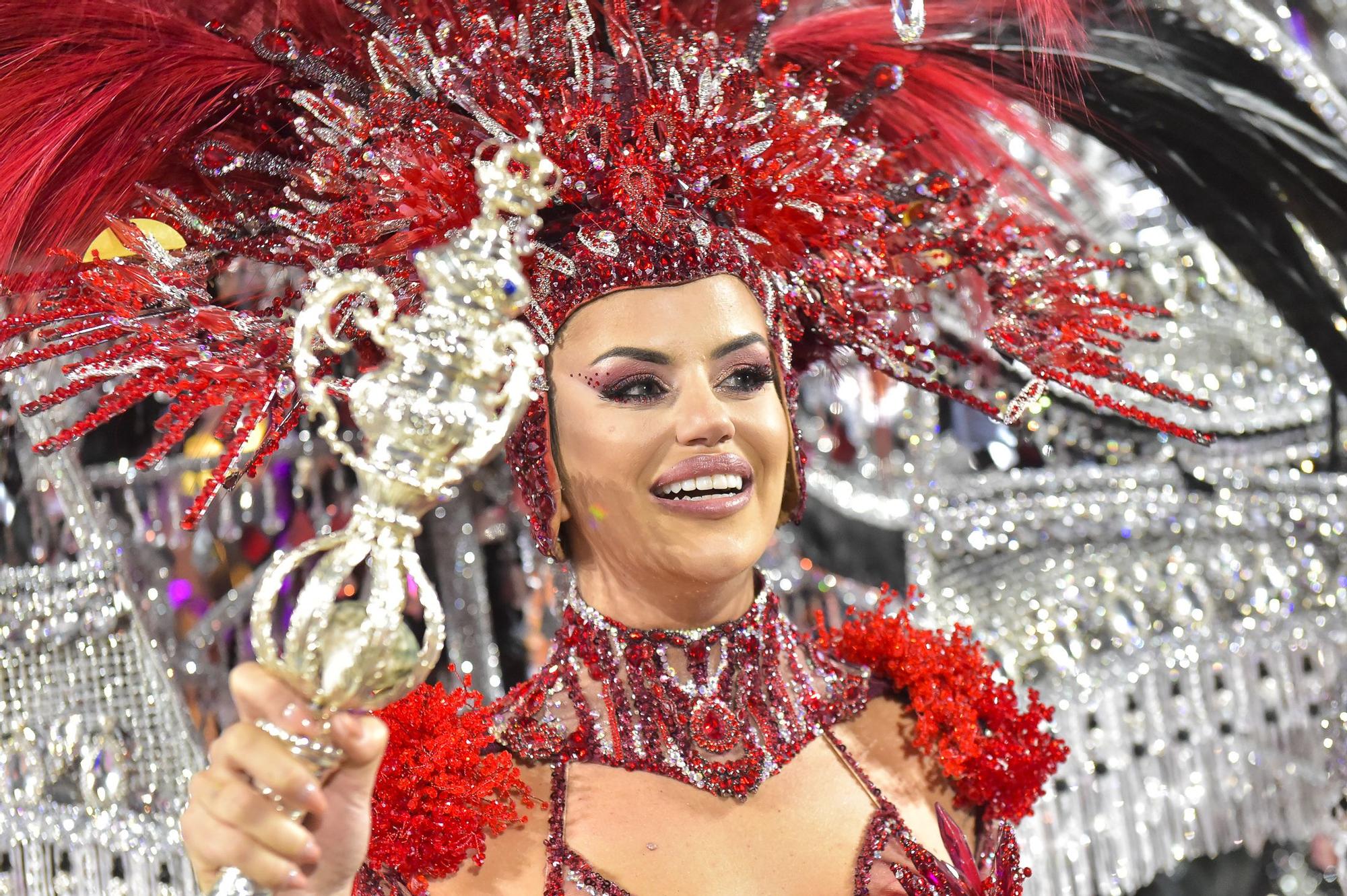 REINA DEL CARNAVAL de Las Palmas de Gran Canaria 2023 Lola Ortiz Luque con el diseño de Sergio León Ortega y Josep López Martí PERFIDIA DE AMOR