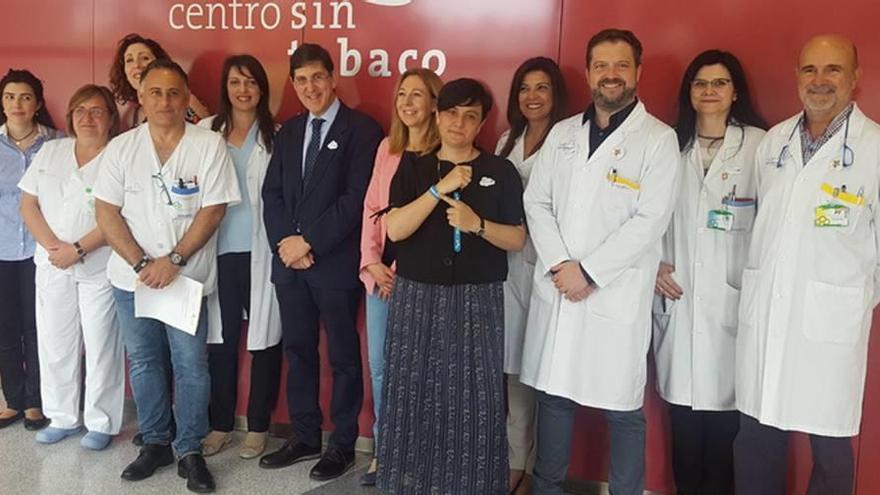 Personal sanitario del Hospital Reina Sofía, junto al consejero Manuel Villegas, ayer en la presentación de SueñON .