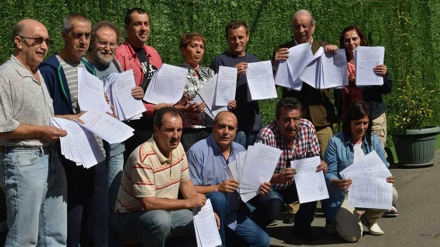 Los integrantes de la plataforma ciudadana, con las 3.600 firmas recogidas.