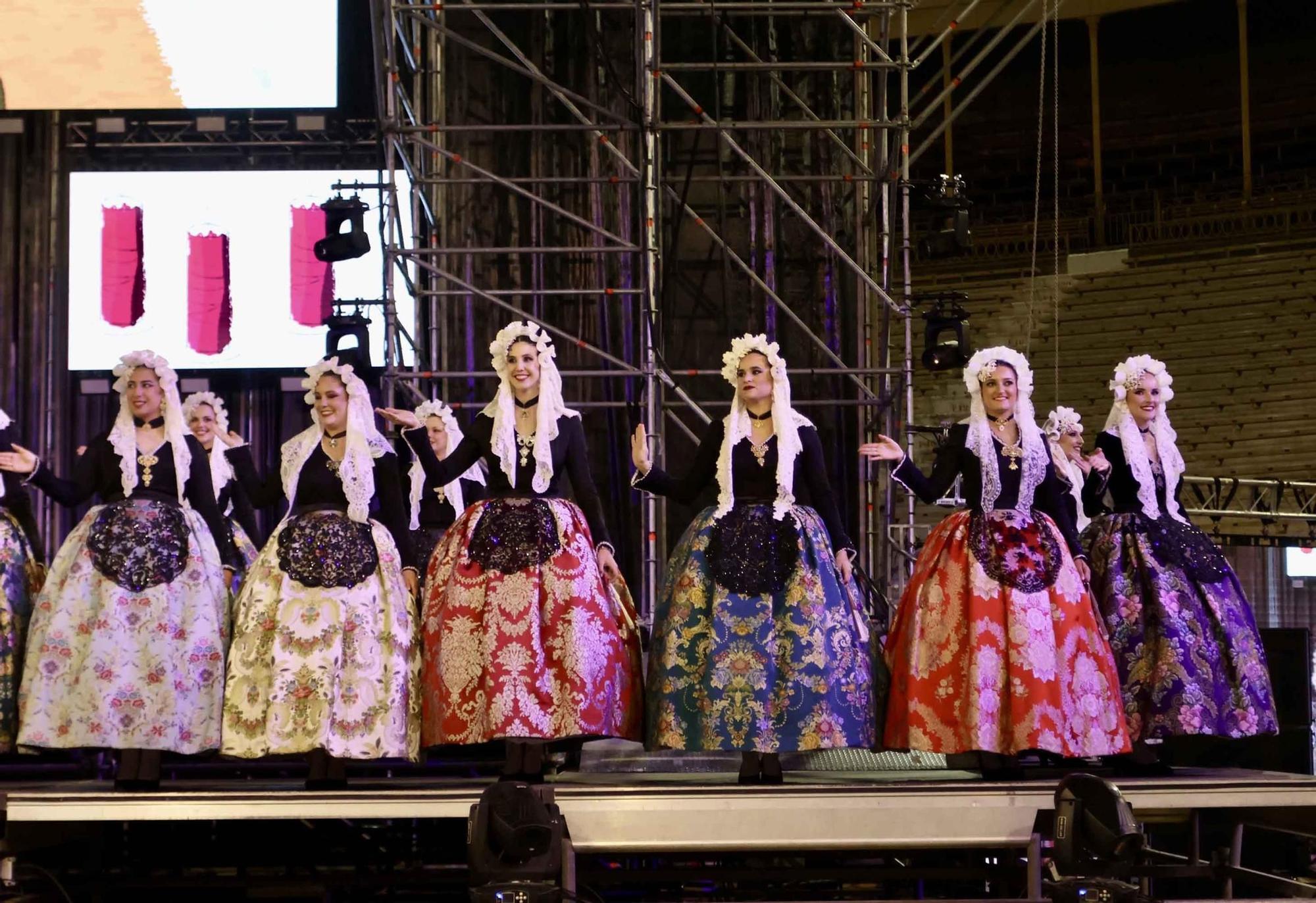 Las candidatas a Bellea del Foc 2025 ensayan con el traje de novia alicantina en la plaza de toros de Alicante
