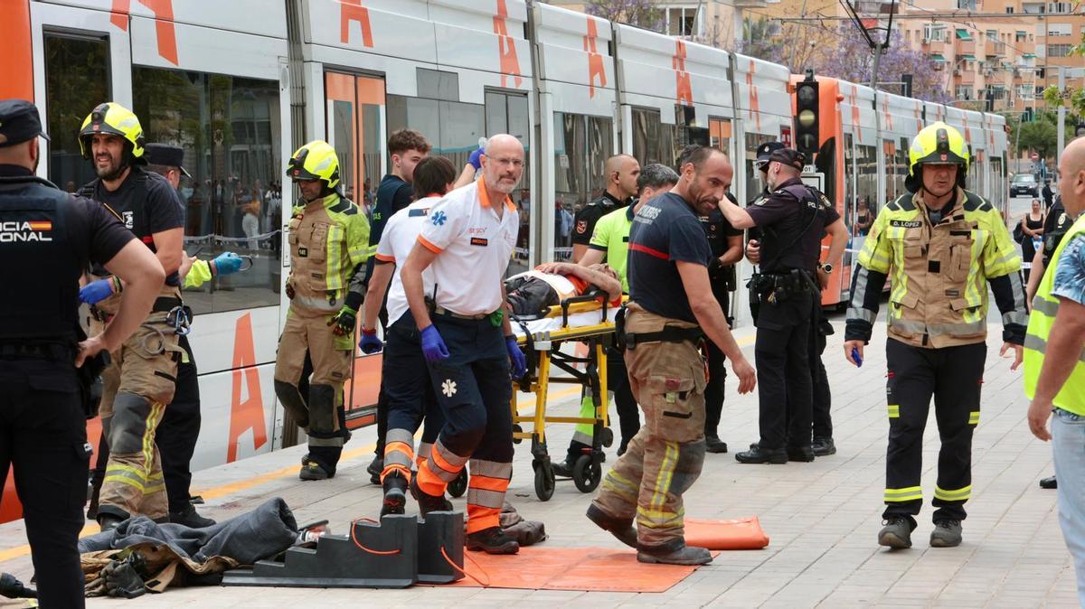Cae accidentalmente a las vías del TRAM en Alicante con el tranvía ya en marcha y es arrastrado