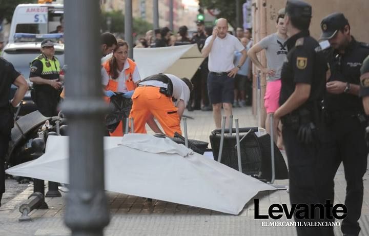 Una fallecida y 16 heridos al estrellarse una moto contra una terraza en Benicalap