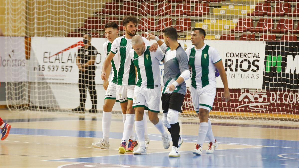 Jugadores del Córdoba Futsal celebran un gol en Vista Alegre en la pretemporada.