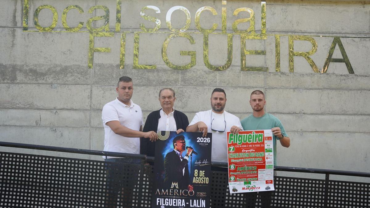 Cristian Expósito, José Crespo, Adrián Losón y David Rodríguez posan con el cartel.