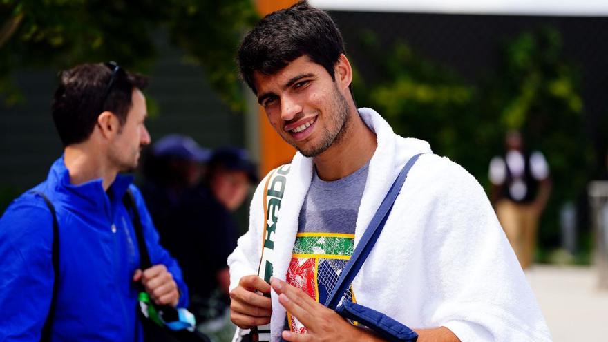 Carlos Alcaraz saluda tras un entrenamiento. | VICTORIA JONES