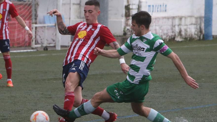 Un jugador del Alondras y otro del Paiosaco luchan por el balón. |  // SANTOS ÁLVAREZ