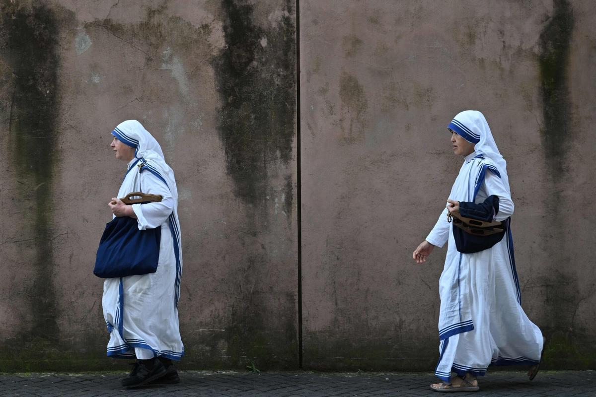 Nuns walk on a street near The Vatican, a day prior to the start of the conclave, in Rome, on May 6, 2025. (Photo by Stefano Rellandini / AFP)