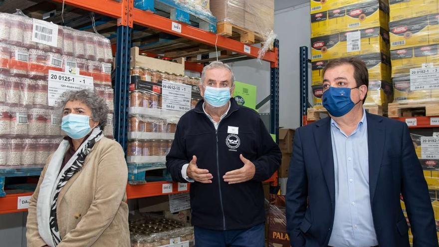 Vara, a la derecha, durante la visita al Banco de Alimentos.