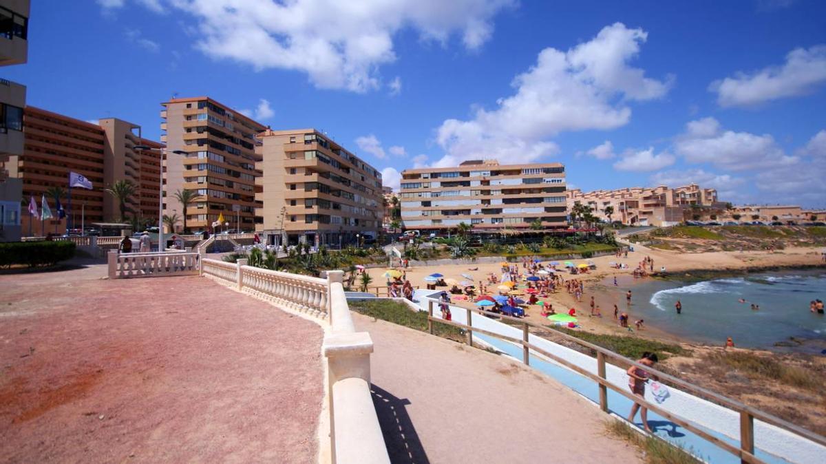 Playa de Cabo Cervera, en Torrevieja, con bandera azul.