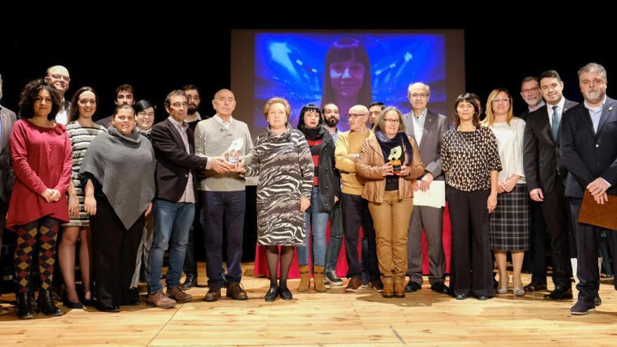 Los galardonados, con el alcalde y los concejales, en el salón de actos de la Casa de la Cultura de Villena