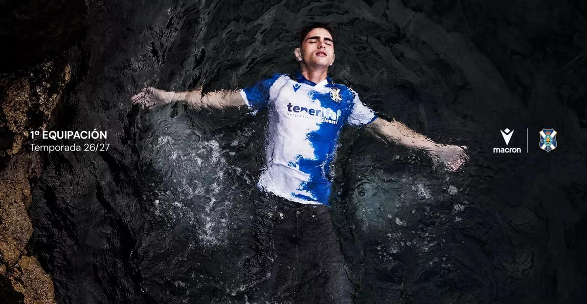 Dani Fernández, con la nueva camiseta.
