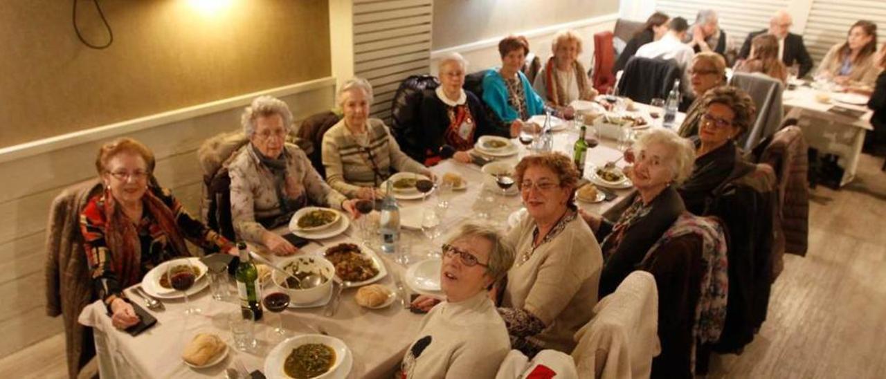 Por la izquierda, Argentina García, Blanca Álvarez, Julita Pereo, Conchita Álvarez, María Ángeles Isoba, Alicia Barcia, María Ángeles Valdés, Marisa Quirós, María Luisa Peláez, María Noval y Rosa María Álvarez, ayer, degustando el menú de Carnaval.