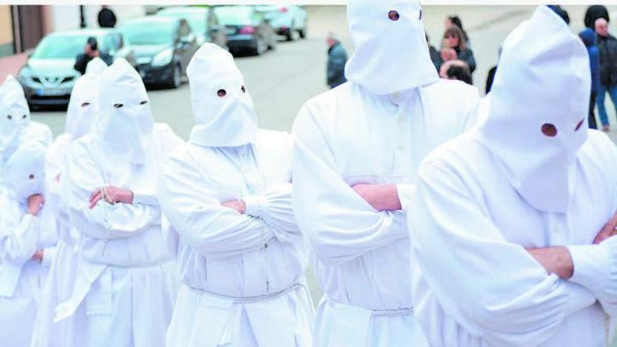 Penitentes en “La Carrera”, símbolo de la Pasión de Villarrín. | Cedida