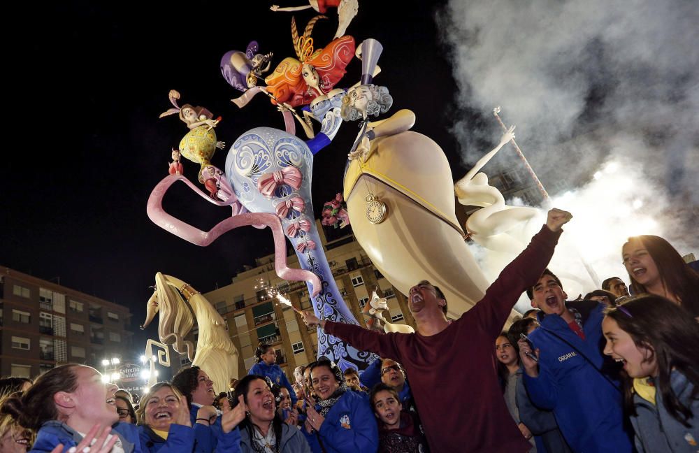 La comisión de l''Antiga de Campanar  celebra el primer premio de la sección Especial de las Fallas de Valencia, con el monumento titulado "Eterna seducció", una obra del artista Julio Monterrubio