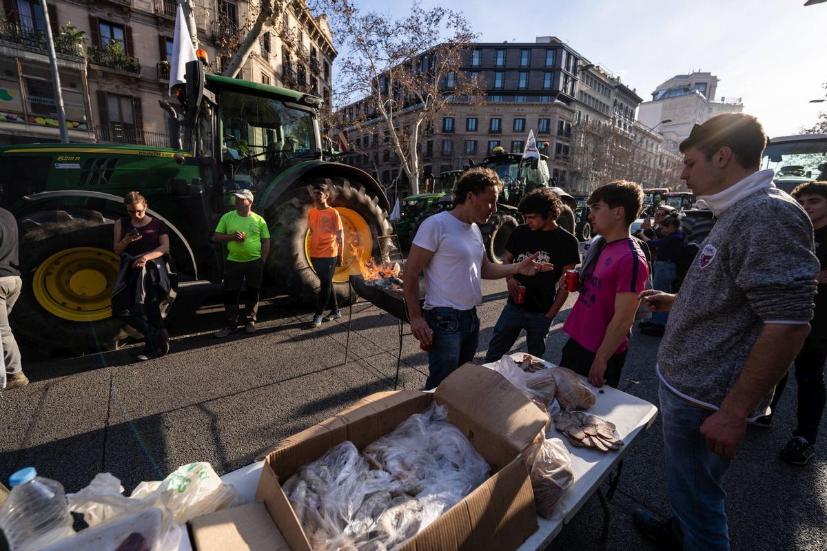 Tractores circulando por la Gran Via de Barcelona