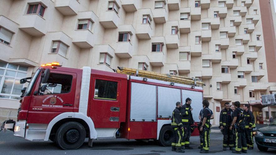 Imagen de los bomberos desalojando la residencia de mayores en 2015