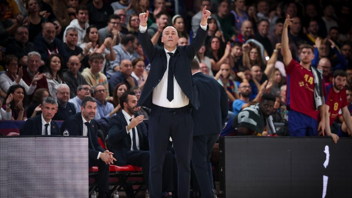 Joan Peñarroya, dando instrucciones durante el partido ante París Basketball