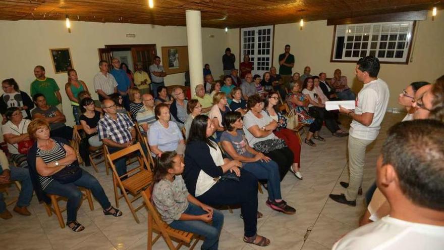 Asamblea vecinal en Laxoso por la carretera PO-234. // Gustavo Santos