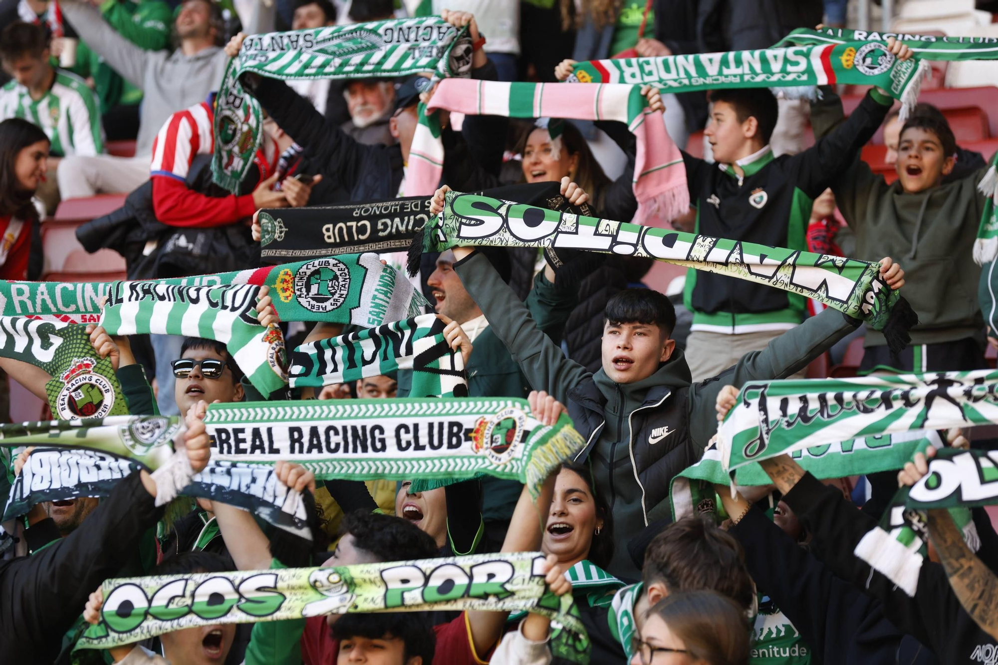 El partido entre el Sporting y el Racing de Santander, en imágenes